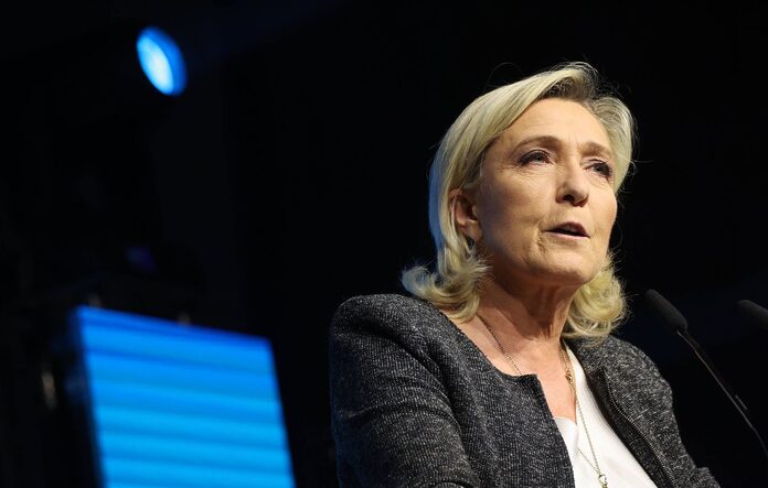 Le Pen Conteste le Pouvoir Défensif du Président