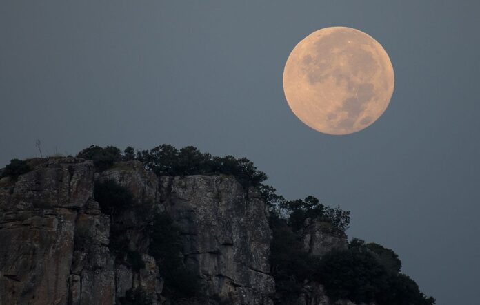 La Lune menacée par la pollution spatiale ?