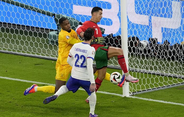 Mike Maignan éblouit avec trois arrêts décisifs en trois minutes