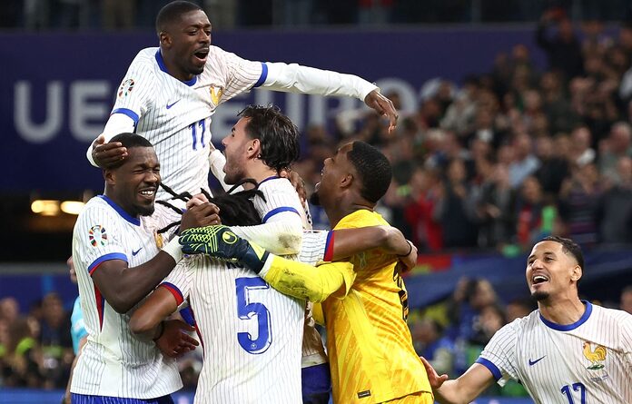 Les Bleus après une séance de tirs au but intense