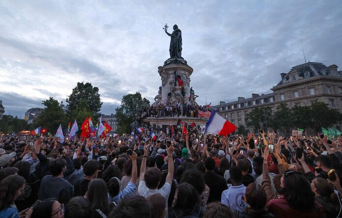 La gauche célèbre sa victoire et vise le gouvernement