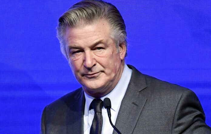 Alec Baldwin face à la justice pour le tir fatal sur « Rust »