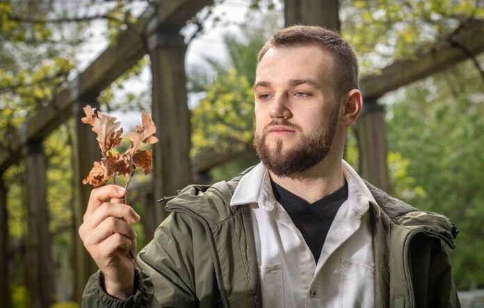 Un Ukrainien transforme les feuilles mortes en papier innovant