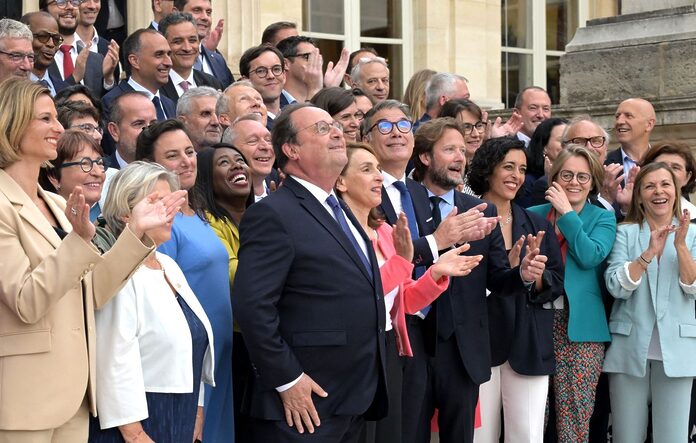 Hollande de retour à l’Assemblée sous la pluie