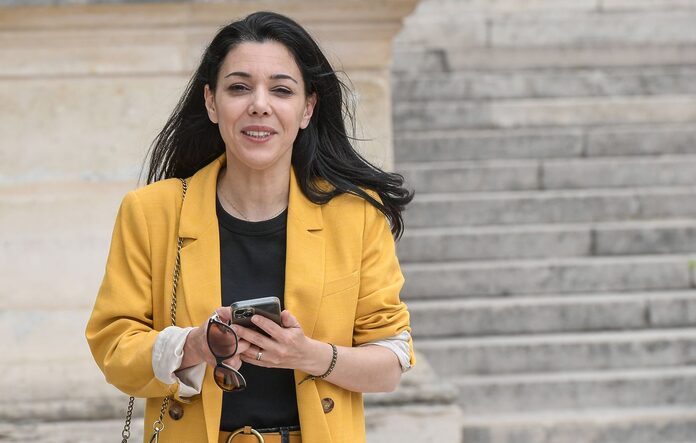 Sophia Chikirou critique le hollandisme sur les réseaux sociaux