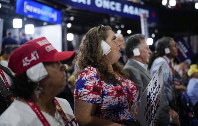 Nouvelle mode pro-Trump : pansement à l’oreille