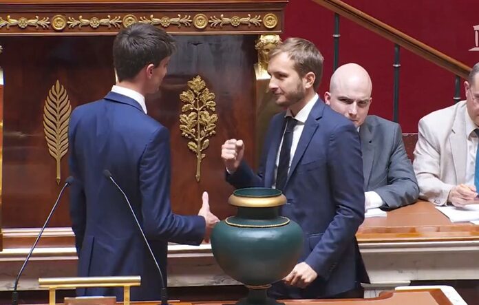 Un geste insolite entre députés à l’Assemblée nationale