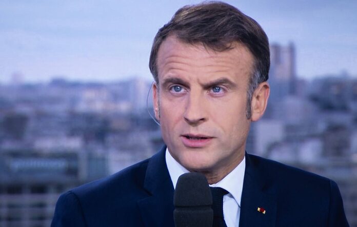 Macron appelle à la responsabilité des forces politiques