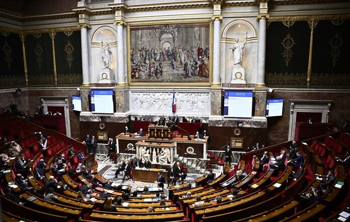 Polémique entre deux députés sur des propos obscènes