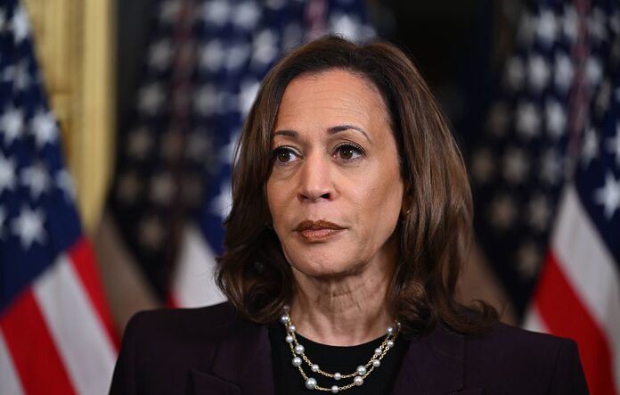 Kamala Harris insultée par J.D. Vance: polémique relancée