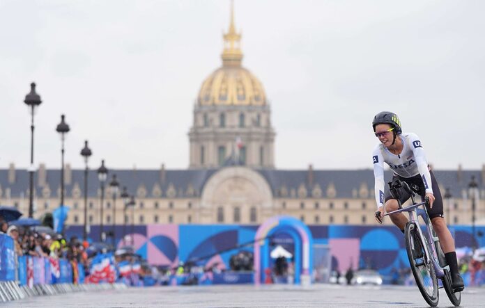 Paris sous la pluie : Taylor Knibb chute trois fois en course