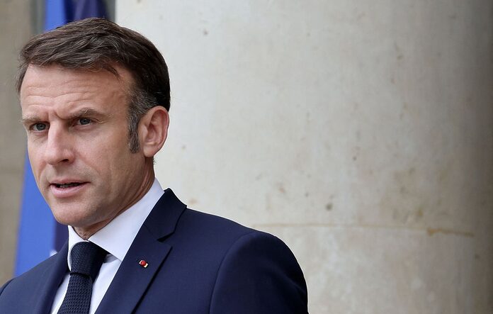 Suspense sur le Premier ministre : Macron garde le silence