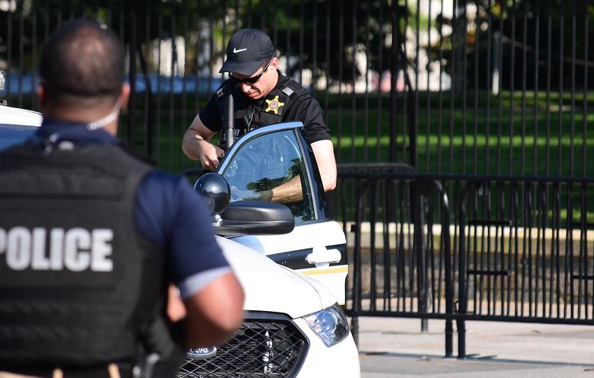 Policier tué en récupérant une arme dans une bouche d’égout