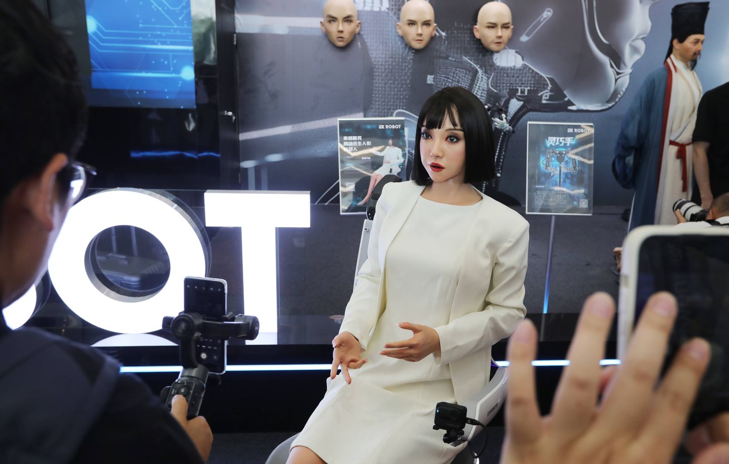 De vrais femmes déguisées en robots à Pékin