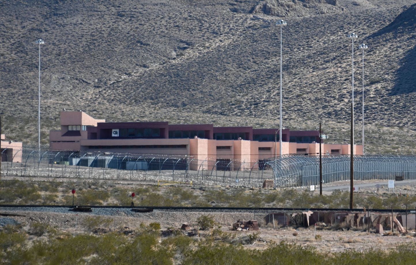 Adolescente de 13 ans en prison pour adultes après vol