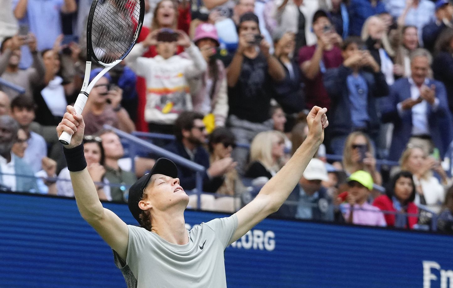 Sinner Triomphe à l’US Open et Bat Fritz