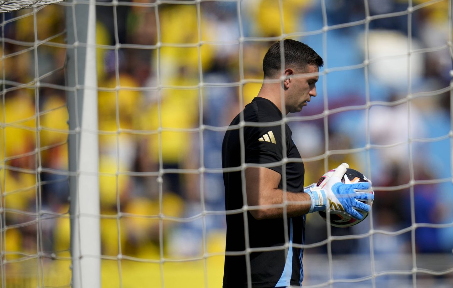 Emiliano Martinez frappe une caméra, sanction exemplaire réclamée