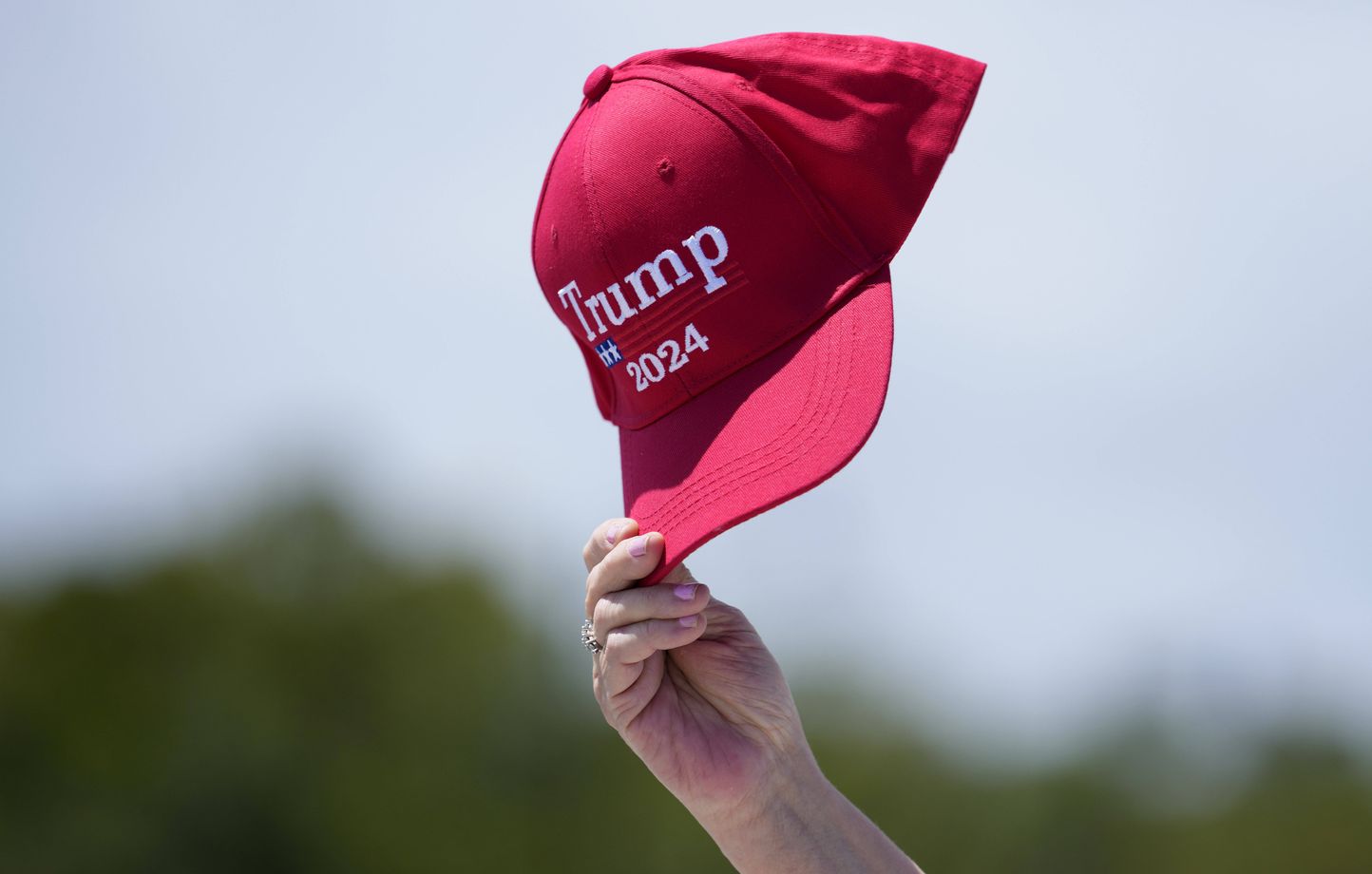 Joe Biden Porte une Casquette Trump en Pleine Campagne