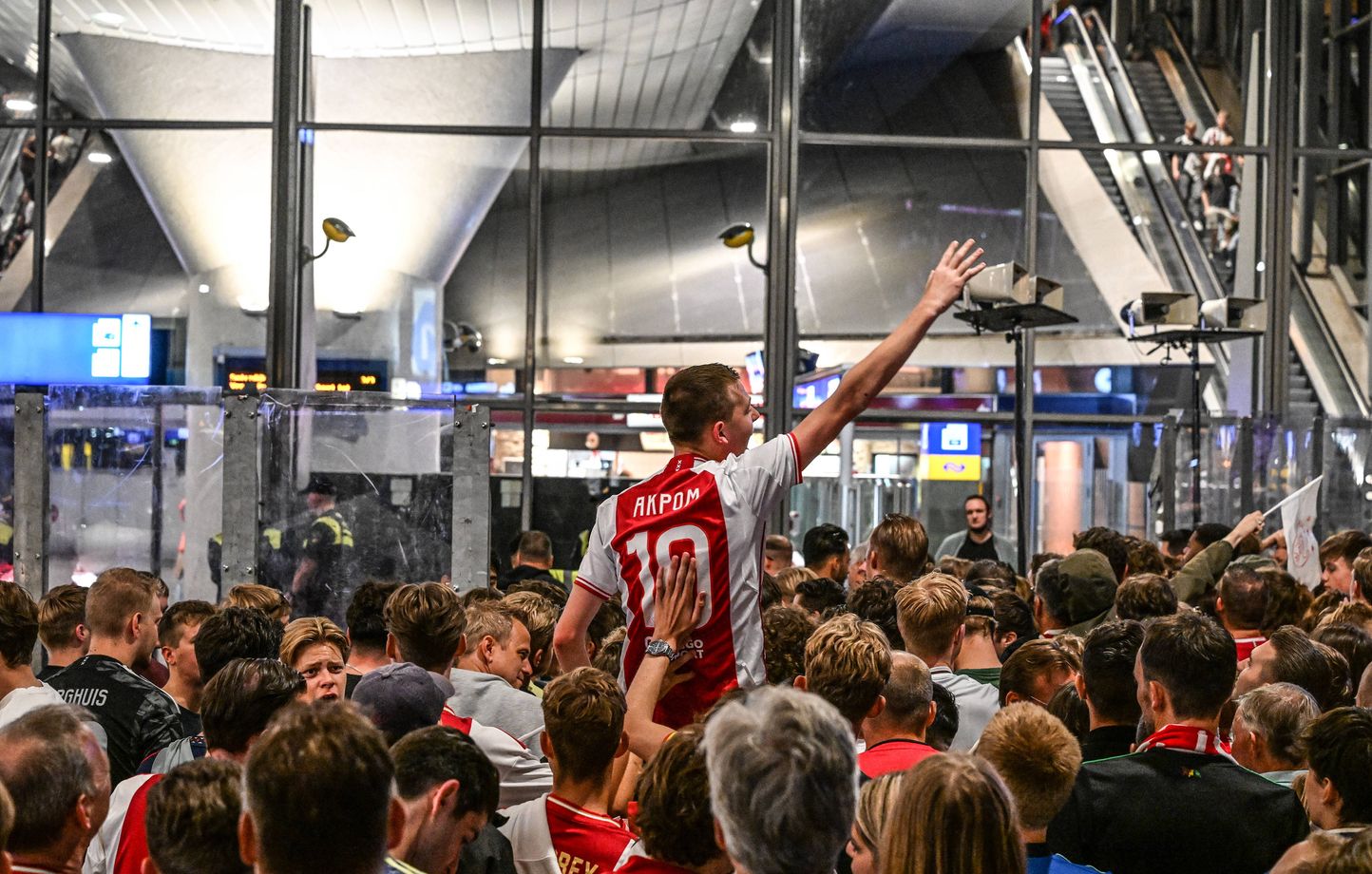 Violentes Émeutes à Amsterdam : Fans de l’Ajax Vs Police en Grève