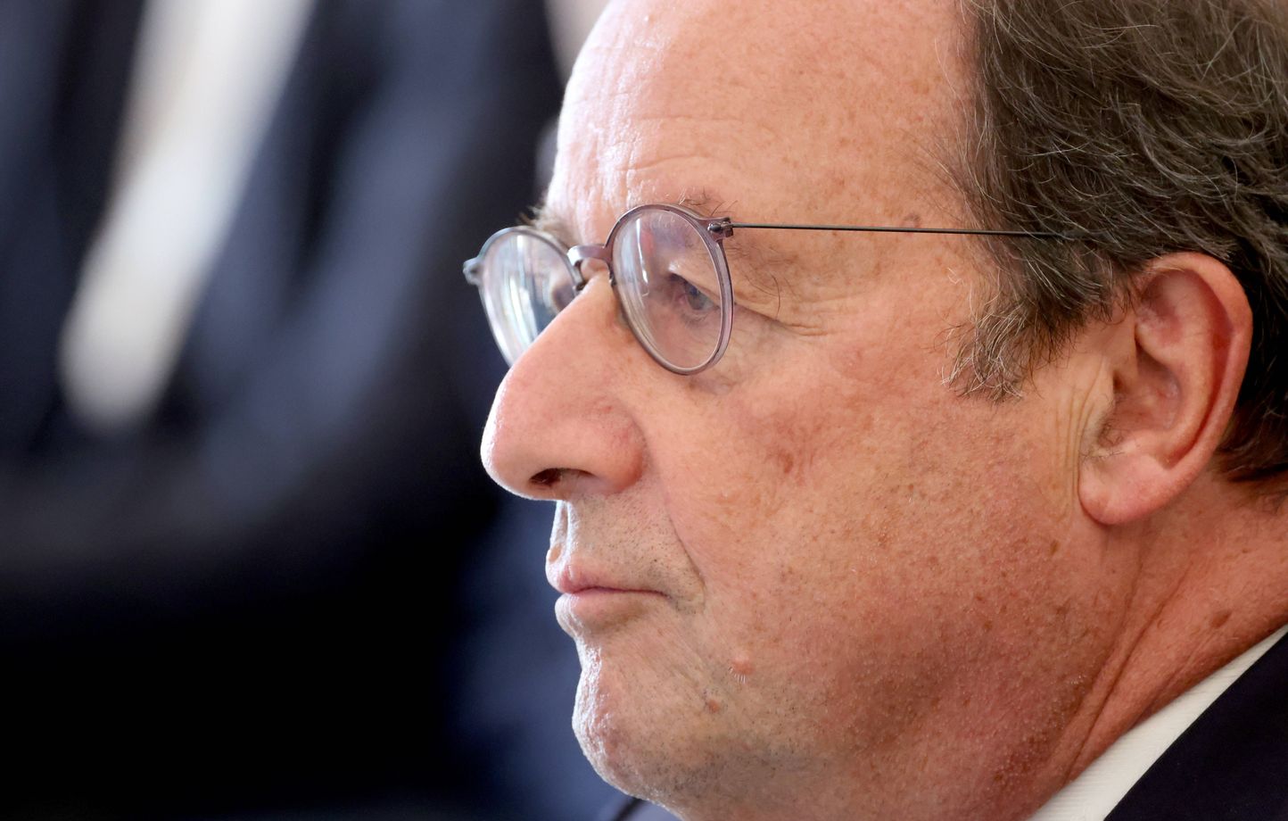 Hollande : Électeurs « floués » et critique de Barnier