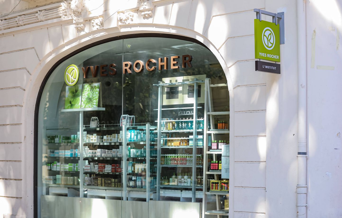 Yves Rocher vend son usine de parfums à un groupe américain