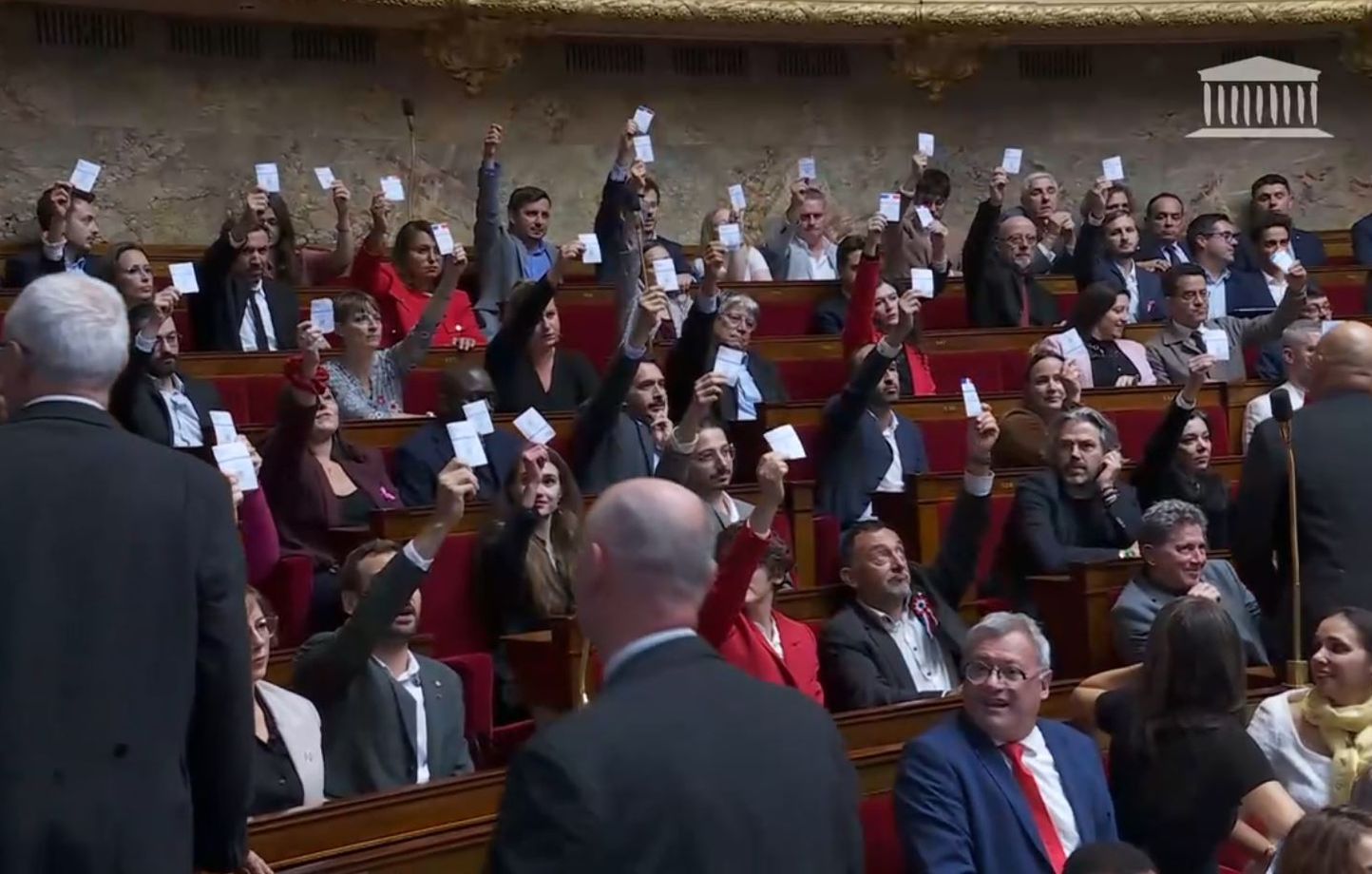 Des députés LFI perturbent Michel Barnier à l’Assemblée