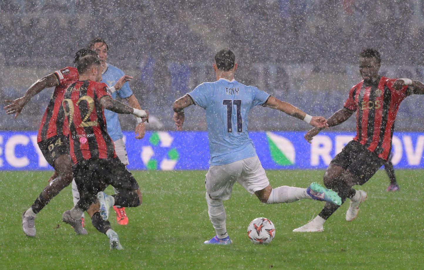 L’OGC Nice sombrent contre la Lazio sous une pluie torrentielle