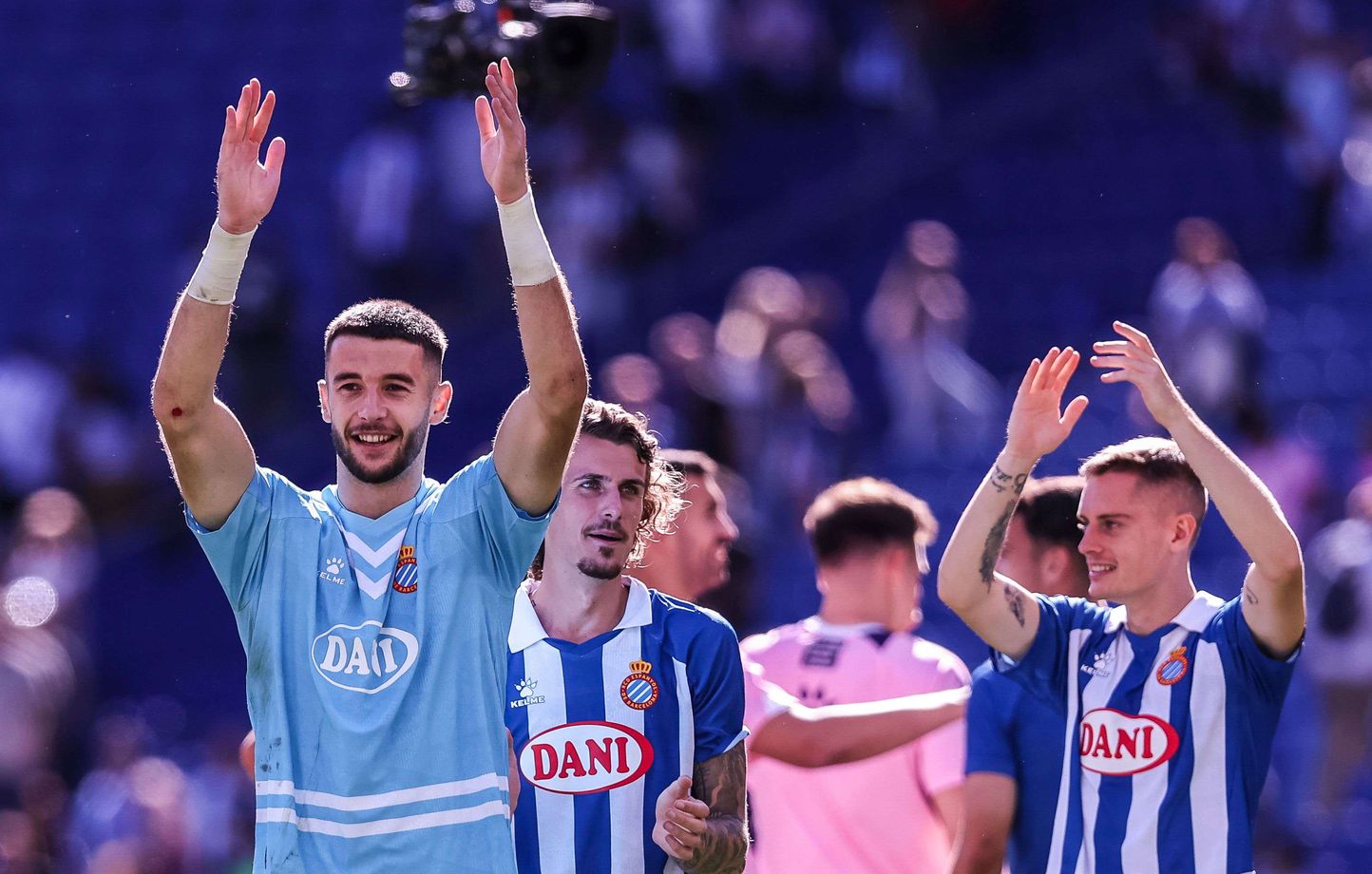 Les joueurs de l’Espanyol entrent sur le terrain avec des chiens