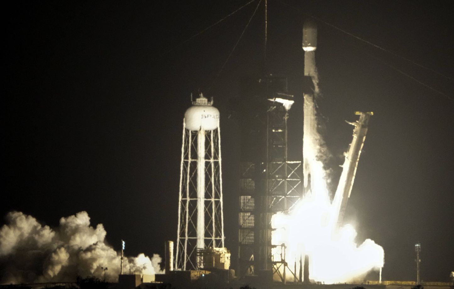 SpaceX lance avec succès des sondes vers la Lune