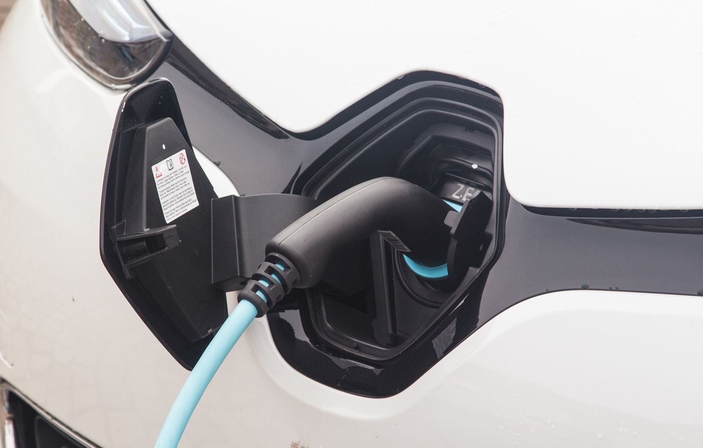 La fin de la recharge gratuite des voitures électriques au bureau ?