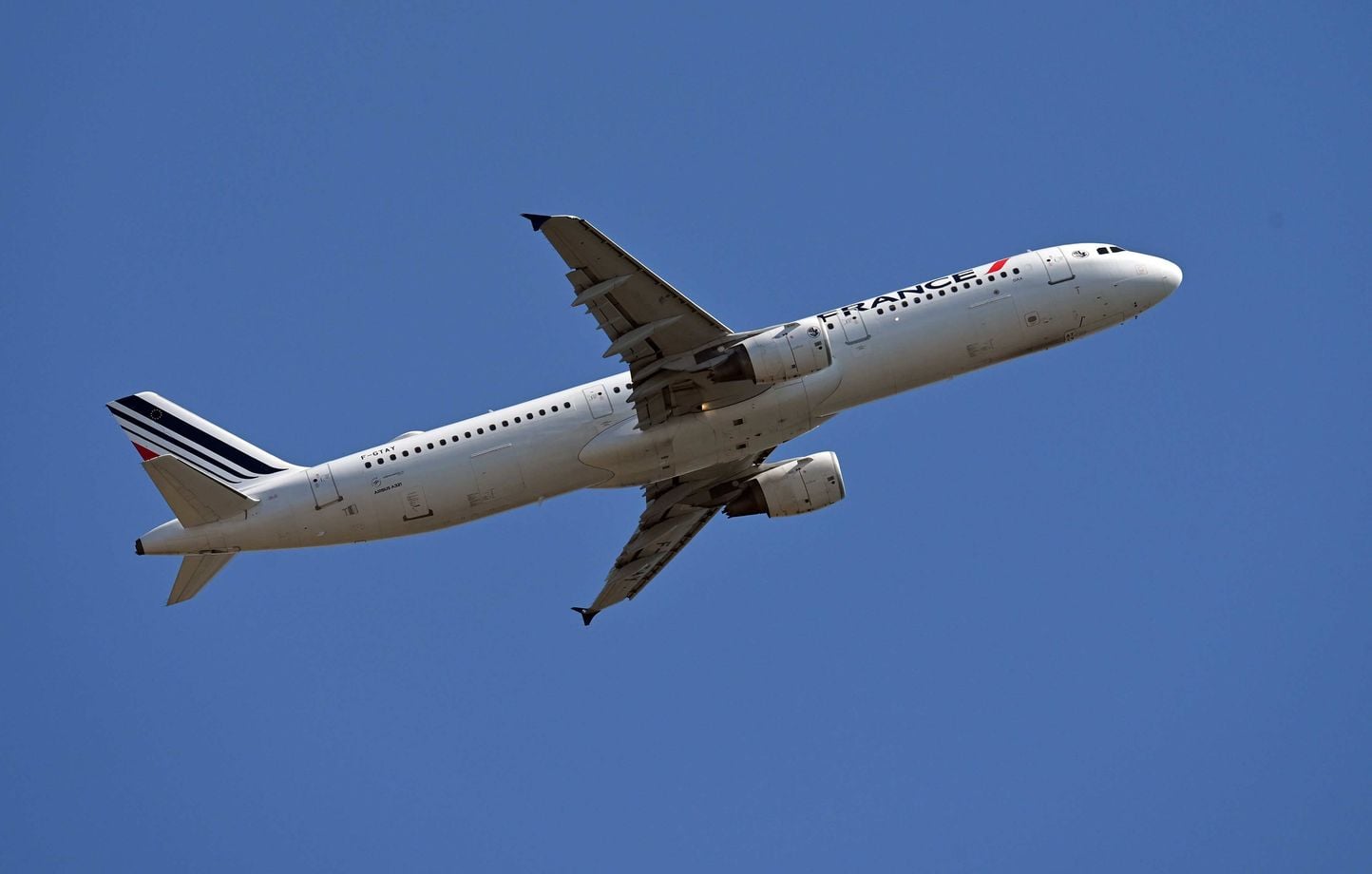 Billets d’avion : la taxe baisse sur 26 lignes