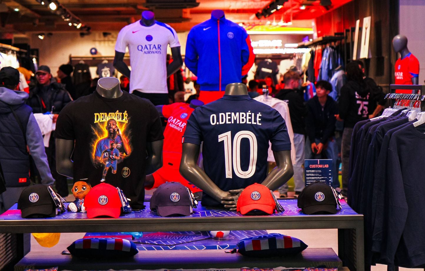 6a1d4d74a241e.jpg Ruée sur les maillots deux étoiles du PSG, déjà épuisés