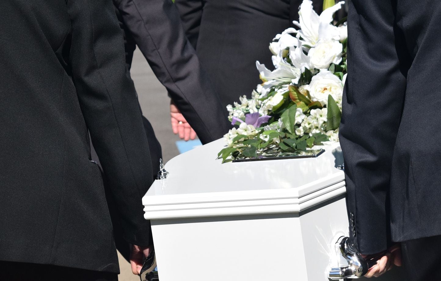 Le corps d’un inconnu dans le cercueil de leur père