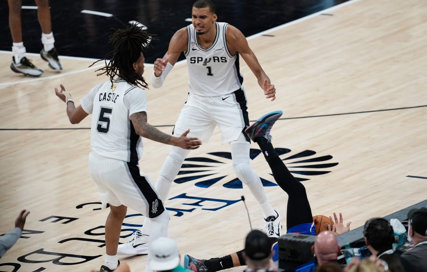 Wembanyama craque en 40 secondes, les Spurs sombrent