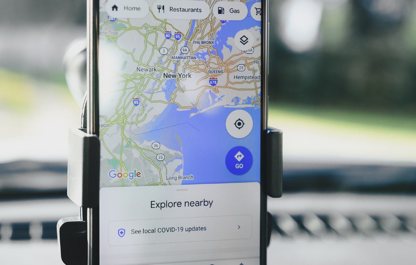 Elle suit son GPS et bloque le métro avec son SUV