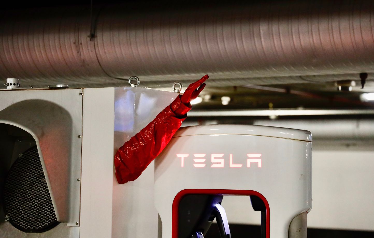 Le geste controversé de Musk immortalisé sur une borne Tesla