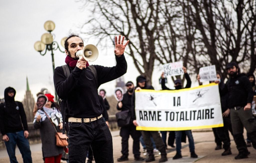 Militants anti-tech perturbent le contre-sommet de l’IA à Paris