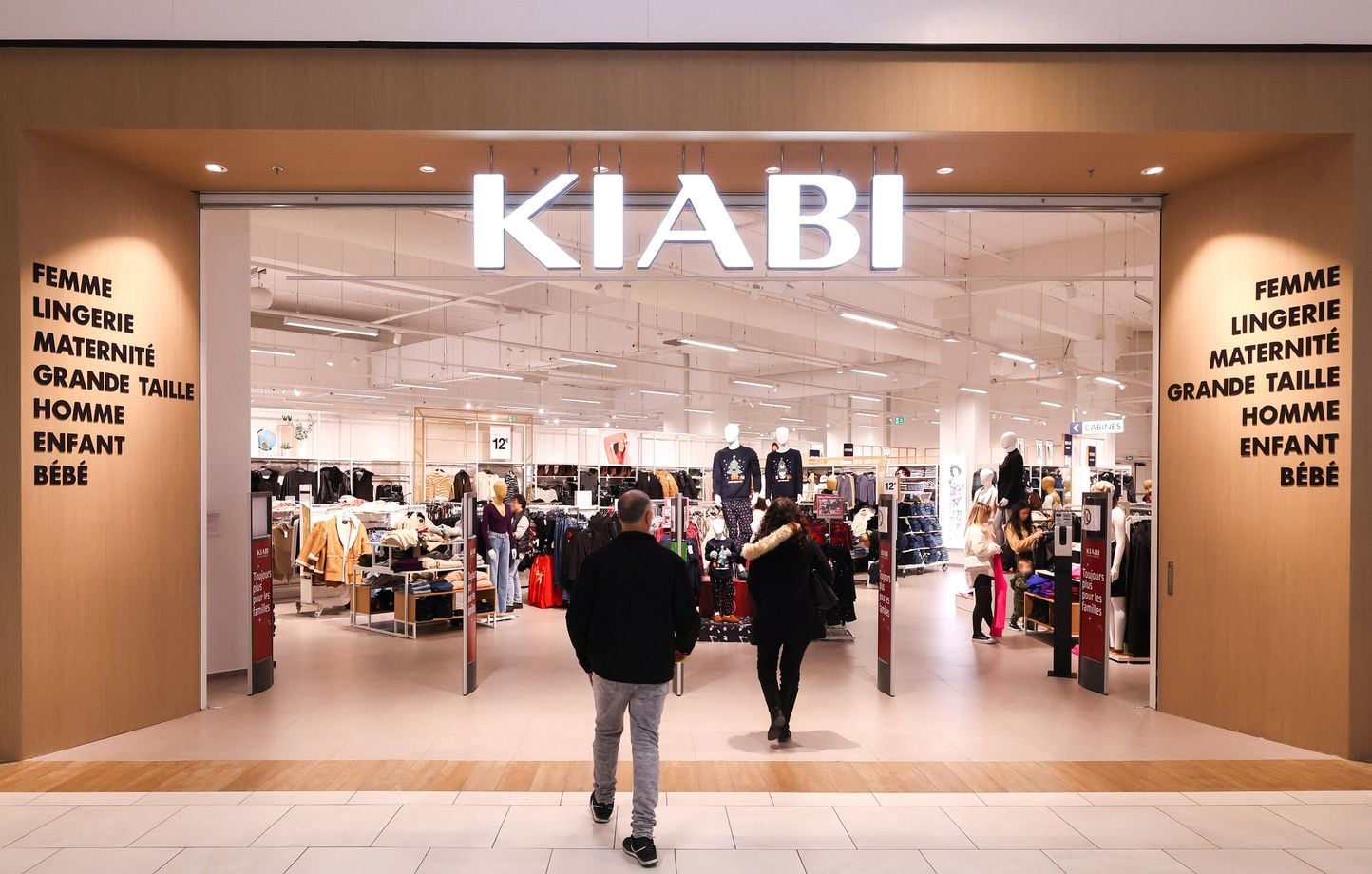 Vêtements neufs : les Français battent un record en 2025