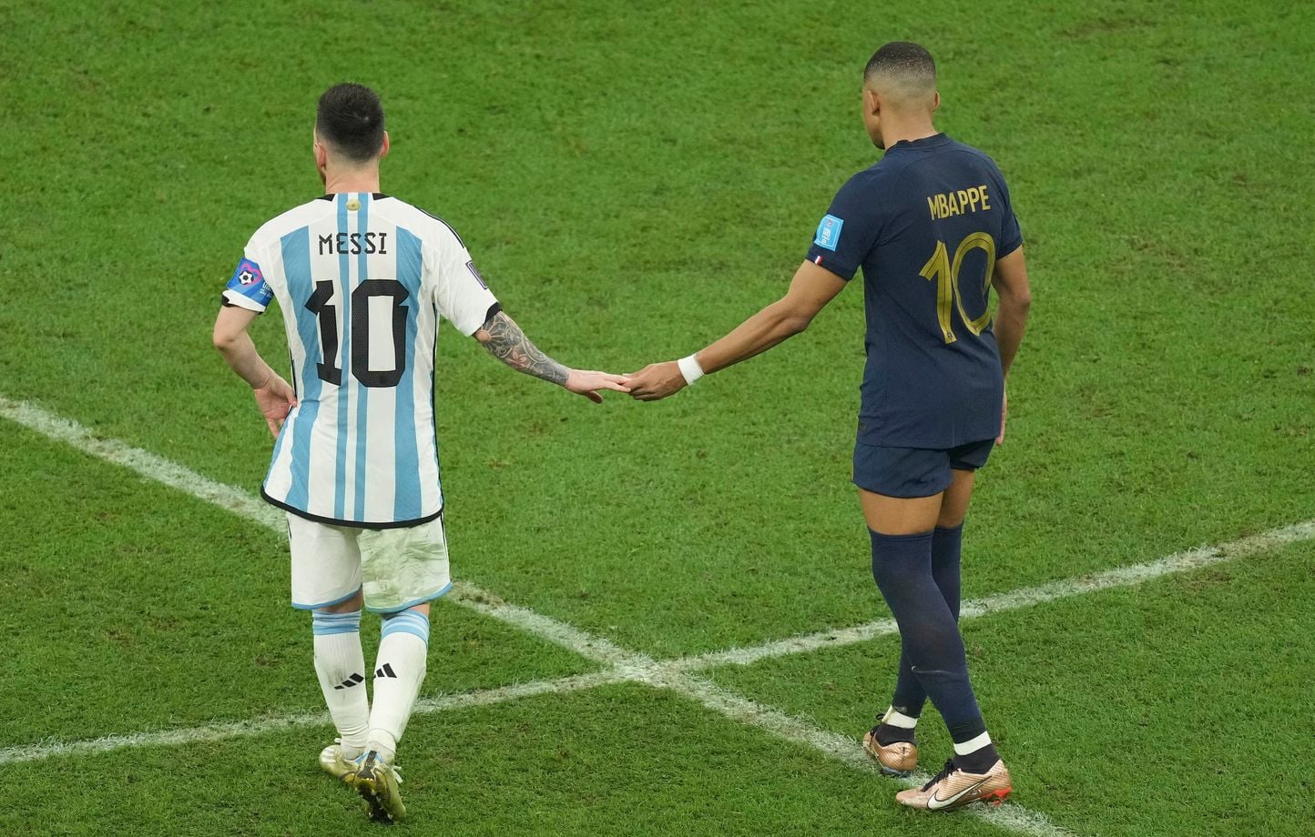 Mbappé : son ballon de finale 2022 signé par Messi