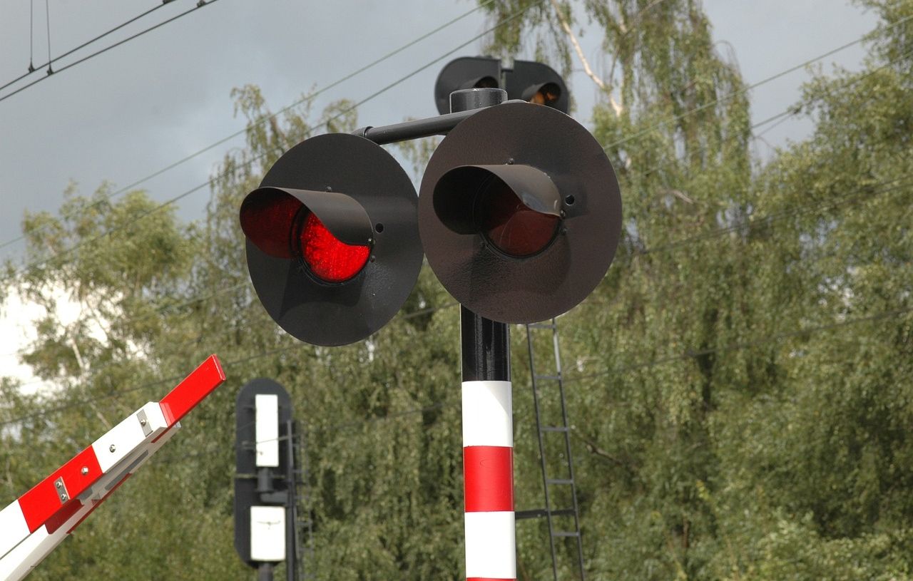 Homme survit à l’écrasement de sa voiture par un train