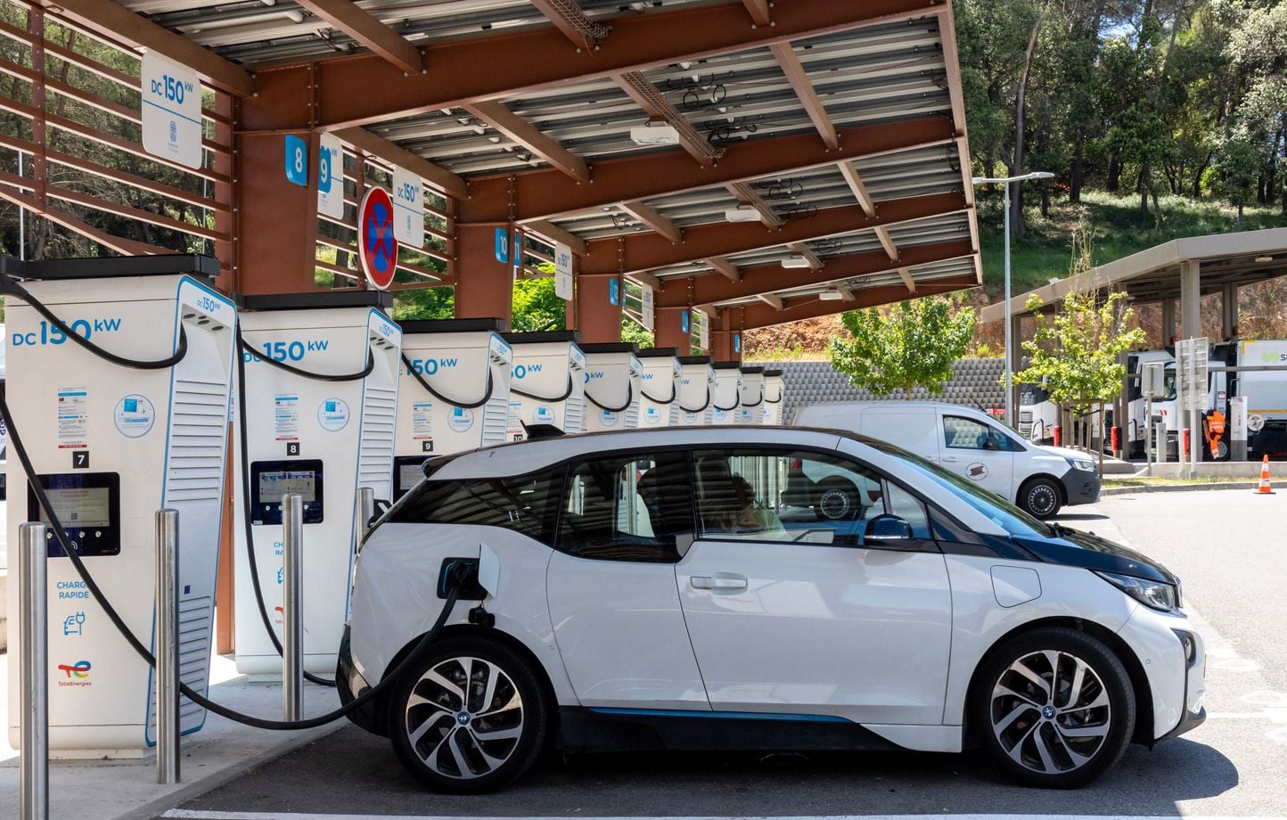 Voitures électriques : Paris défie Berlin sur 2035