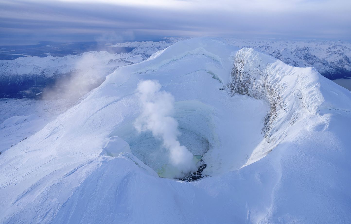 Mont Spurr : menace imminente d’éruption en Alaska