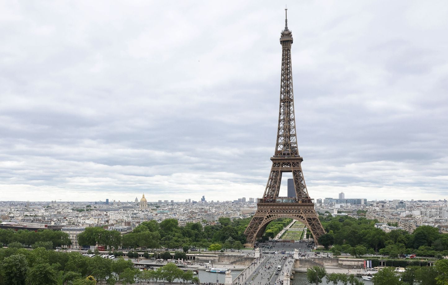 Tour Eiffel : il escalade et accroche un drapeau américain