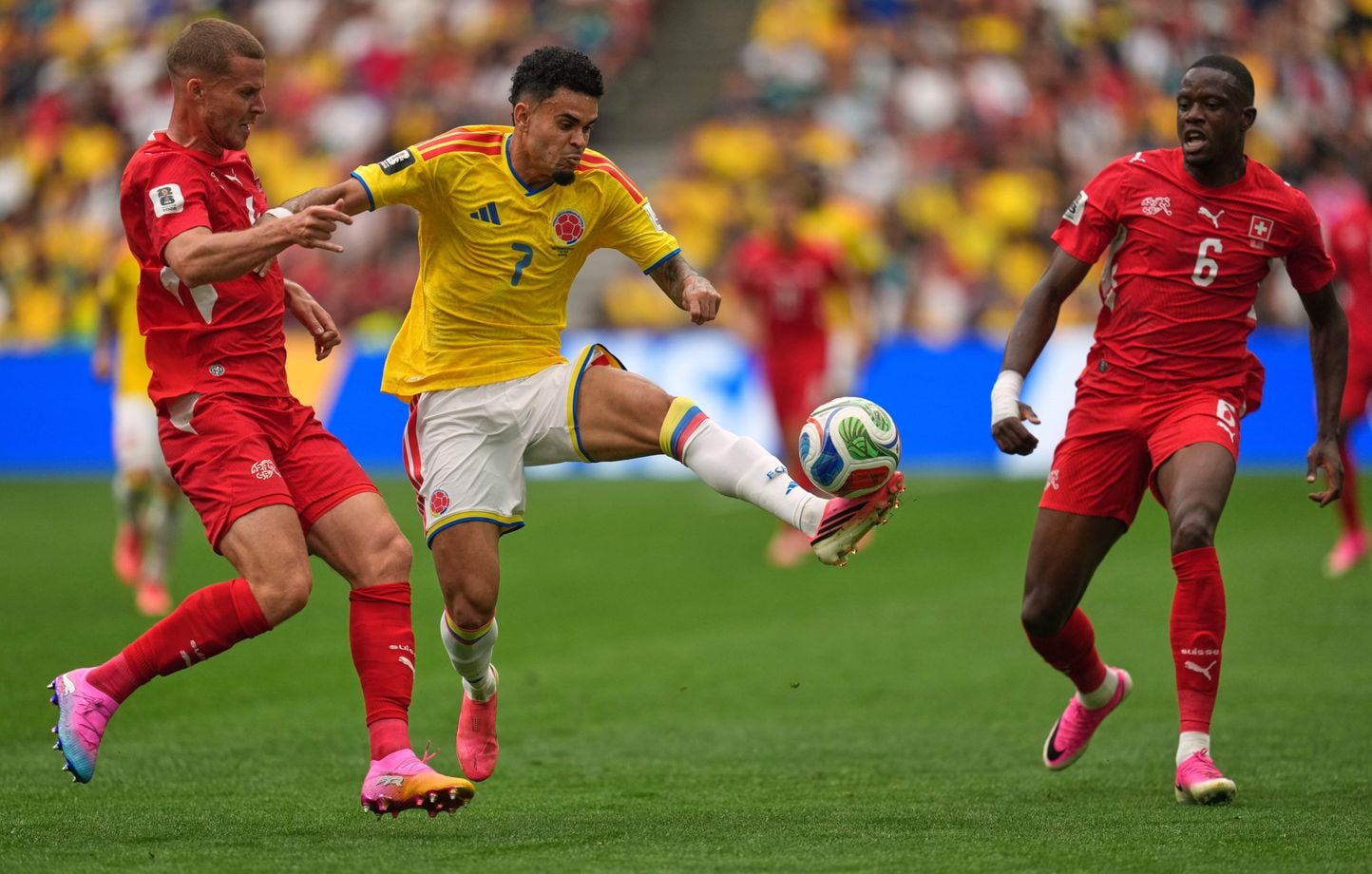 Suisse-Colombie en direct : Embolo secoué, match tendu