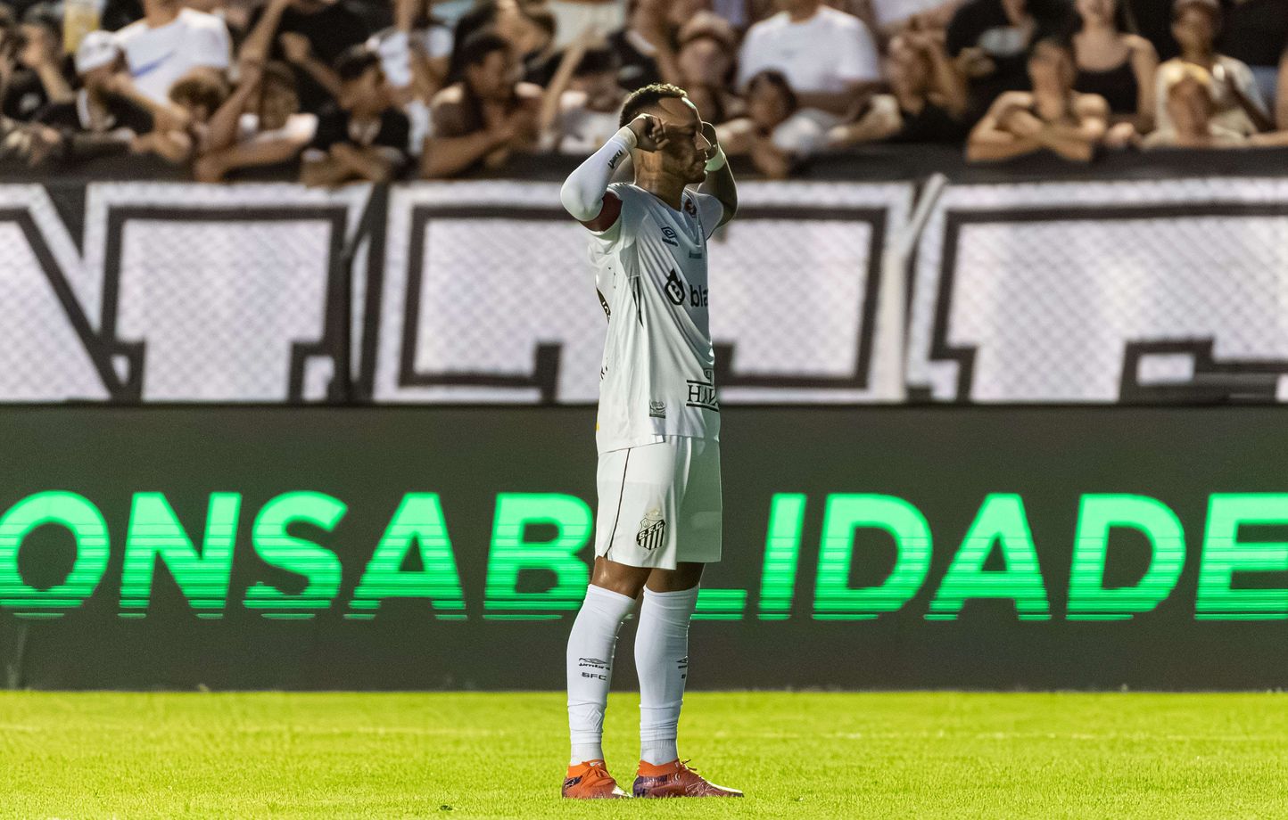 Neymar éblouit avec un corner rentrant décisif