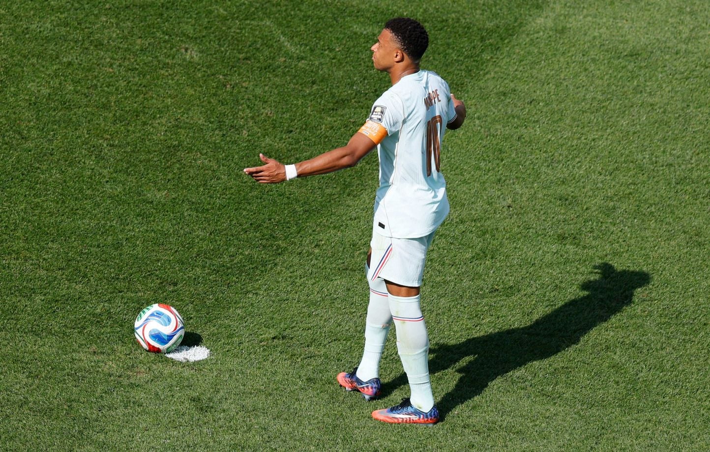 Mbappé : son penalty raté, l’incroyable imbroglio VAR