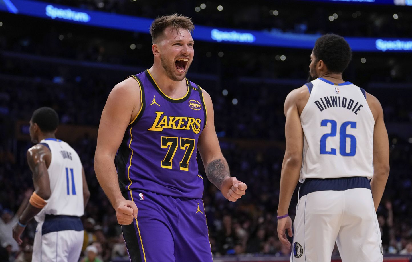 Luka Doncic signe un triple-double historique avec les Lakers