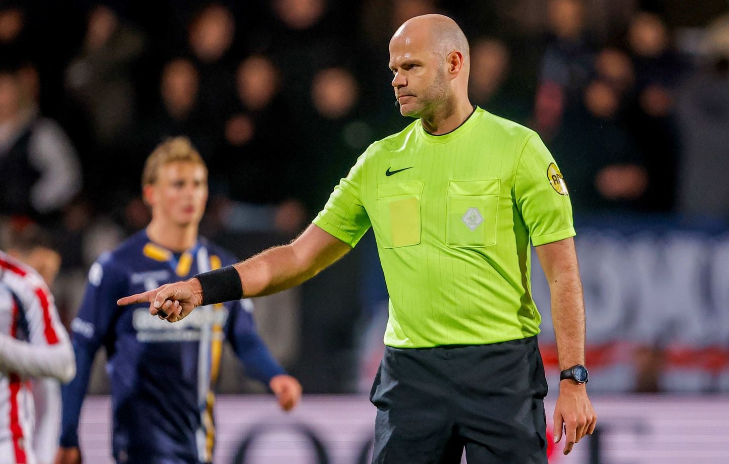 Rob Dieperink retrouvé mort, l’arbitre écarté par la FIFA