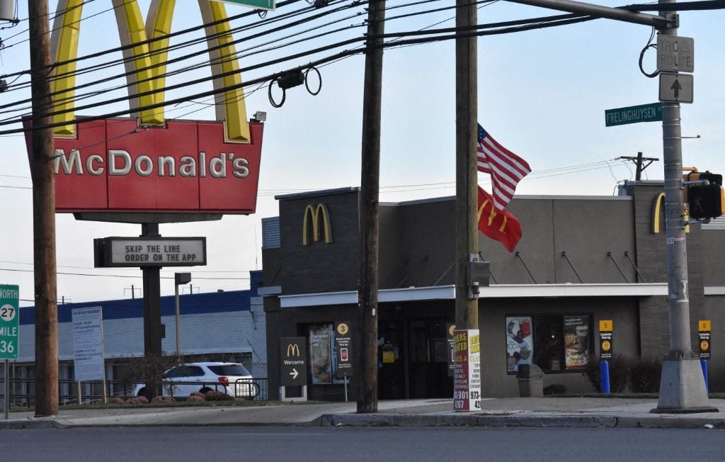 Un McDonald’s à New York interdit les moins de 20 ans