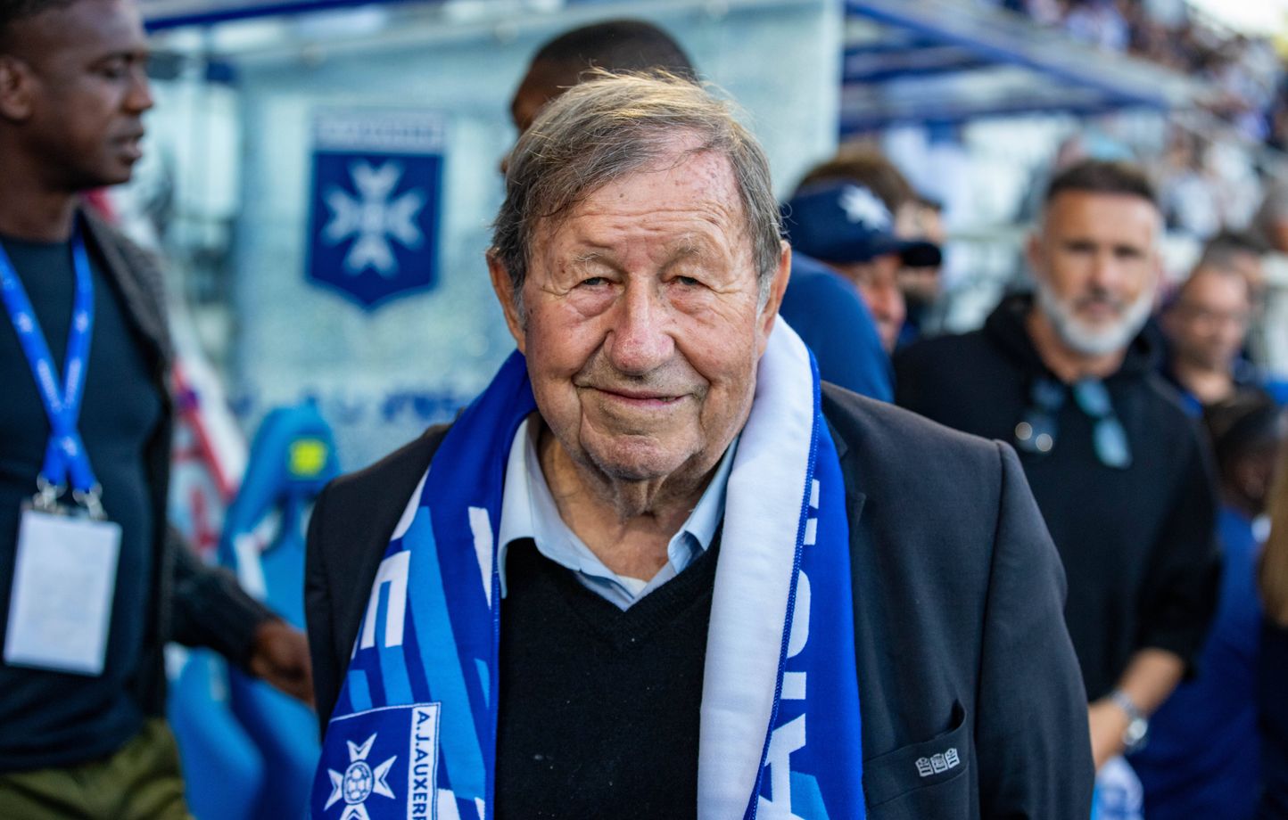 Guy Roux photographié avec un groupe de hooligans à Strasbourg